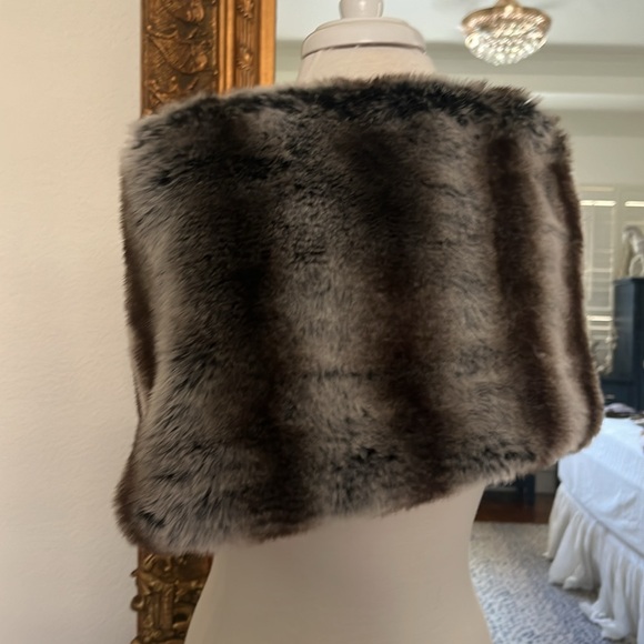 Beau Bois Fabulous Faux Fur Wrap with Beautiful Satin Tie. Completely Lined - Picture 5 of 5